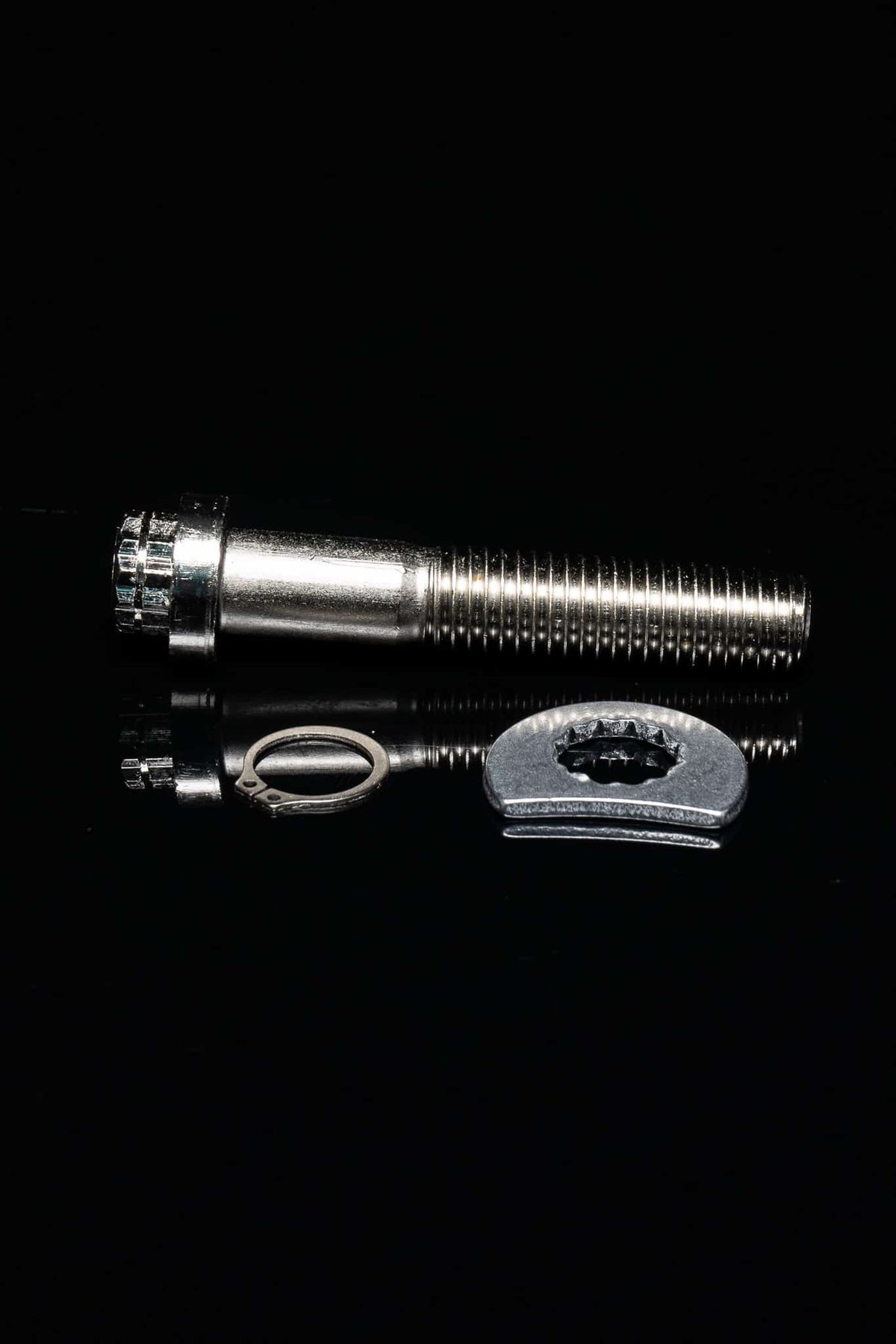 GR6 locking axle bolt detail