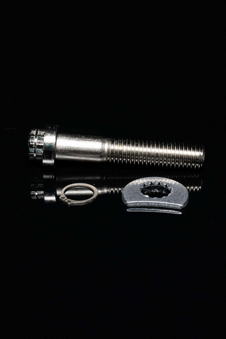 GR6 locking axle bolt detail